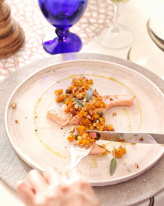 陶器製フラットプレートに盛り付けておしゃれなおうちディナー