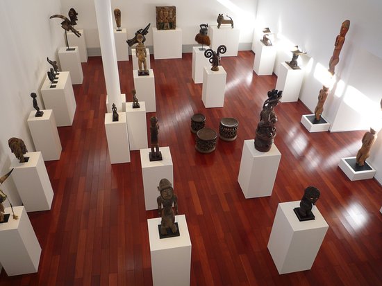 エントランスにはコートジボワール セヌフォの人々が作った大きな鳥の