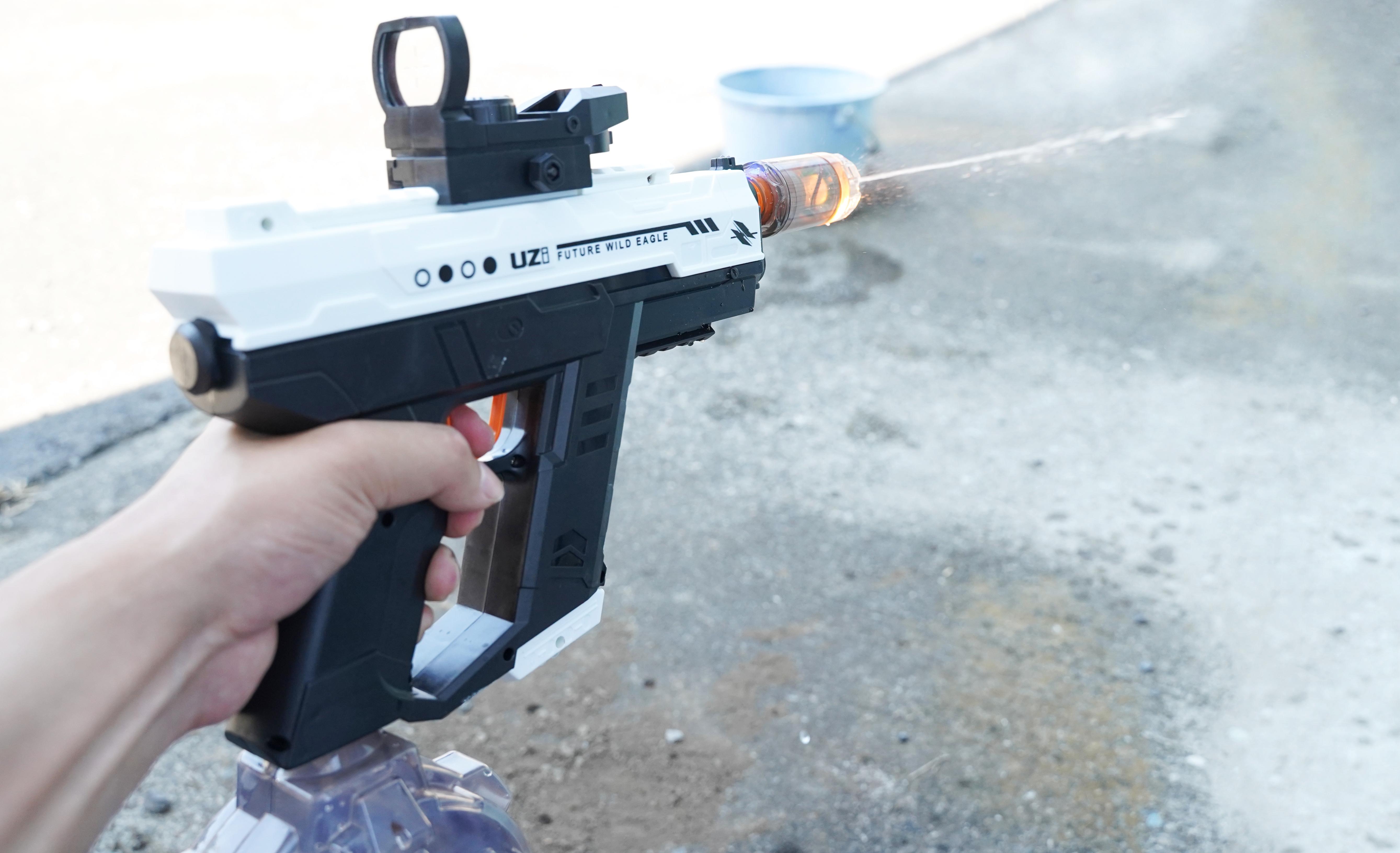 光る、震える、水が飛ぶ。令和最新の｢水鉄砲｣がやたらハイテクで楽し