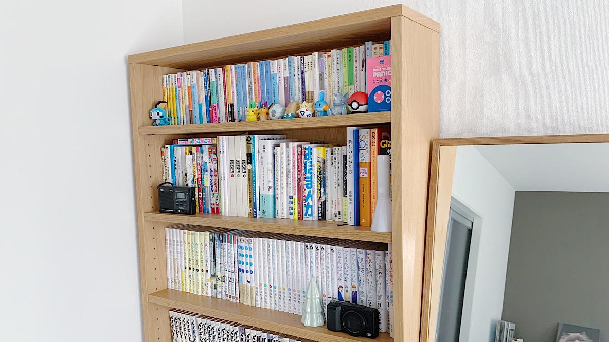 無印良品の薄型本棚で、かさばる本をすっきり。狭い部屋にも置きやすい