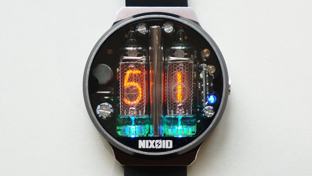 暮らしに差し込む、ちょっとした“非日常”。ニキシー管の腕時計という