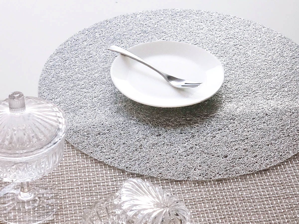 チルウィッチ 円形ランチョンマット メタリックレース｜シルバー