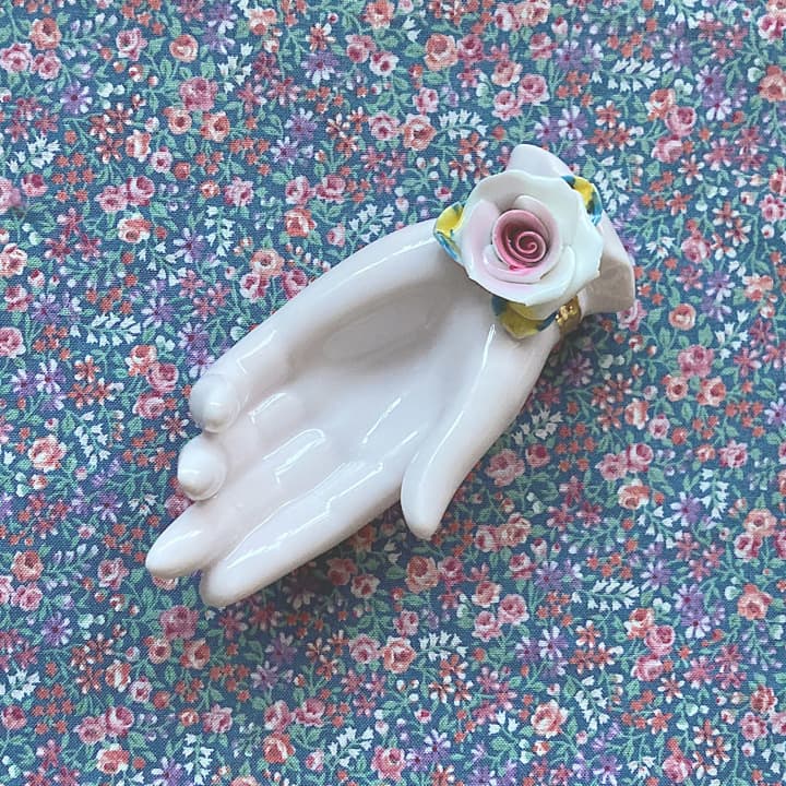 079小さな手にピンクのバラのポーセリンハンドトレイ