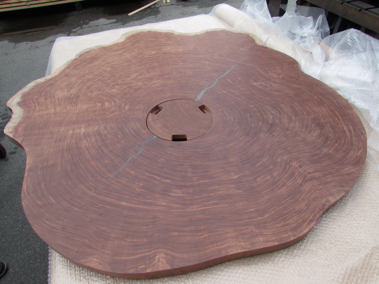 ブビンガ 輪切り パソコン用テーブル | 一枚板 お取り引き実績 | 一枚