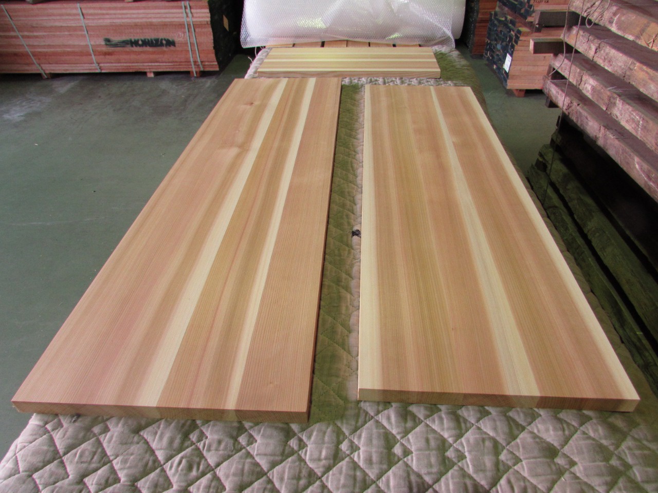 吉野杉（ヨシノスギ） 式台とアイランドキッチン天板 | 納入実績紹介