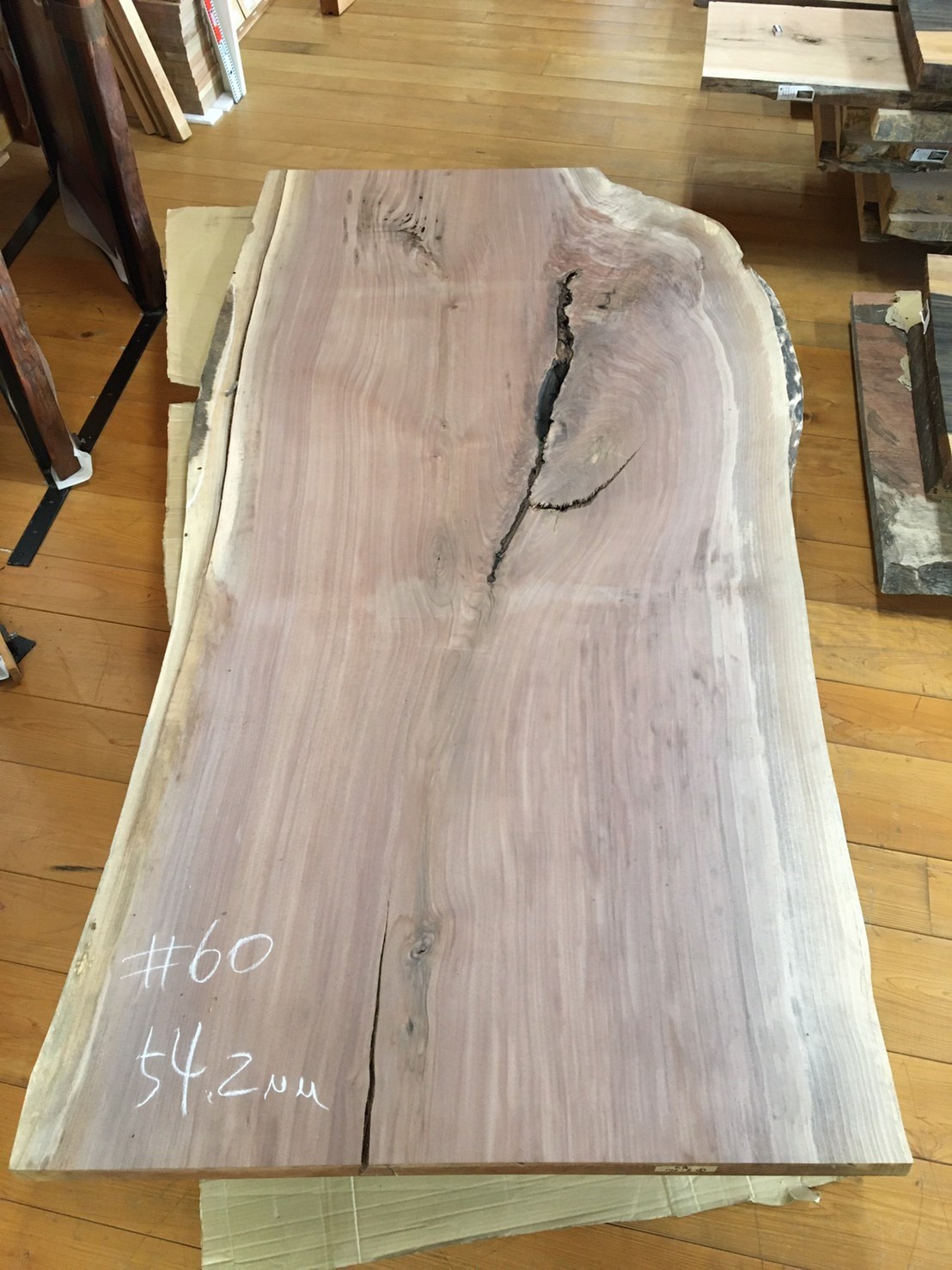 入皮が創り出す、美しい杢目『ウォールナット一枚板』 | 一枚板商品