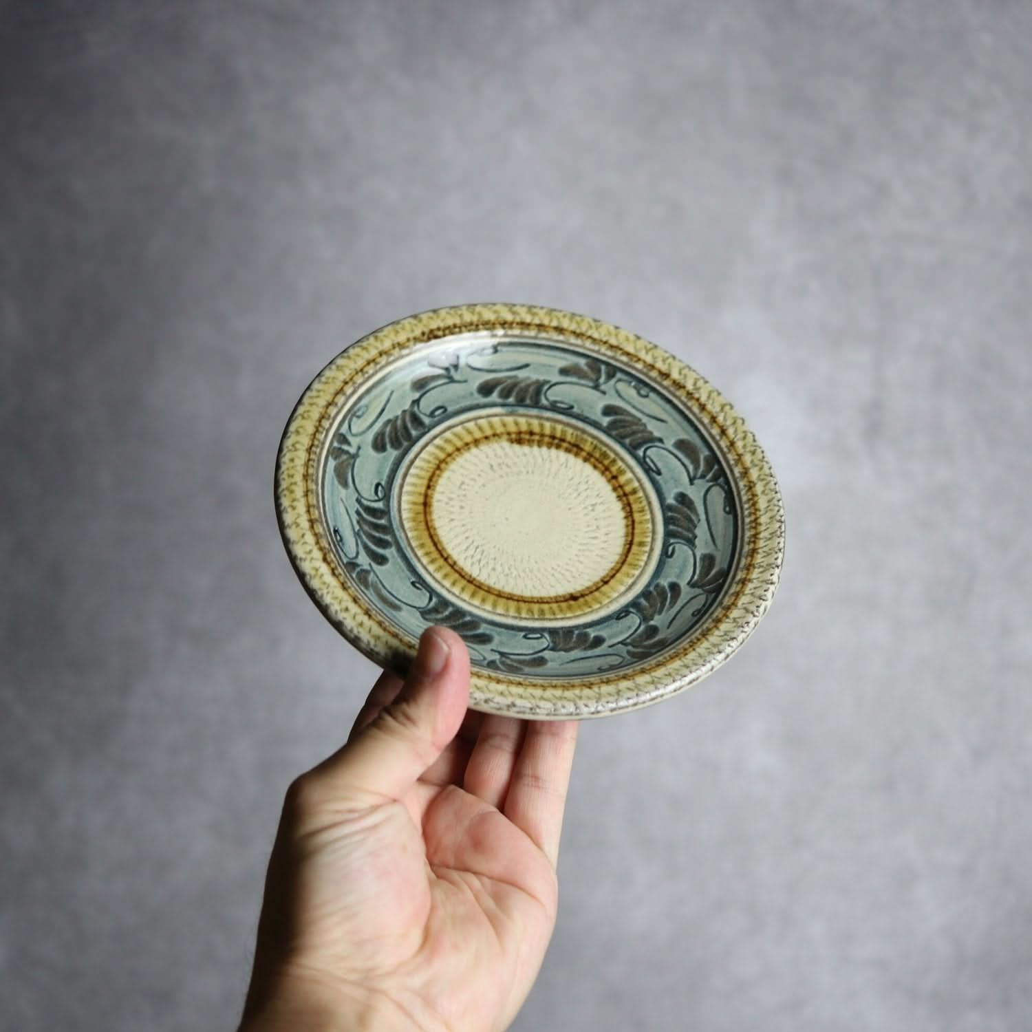 5寸皿 線彫唐草 やちむん 陶器 真南風工房｜真南風工房｜やちむん 陶器