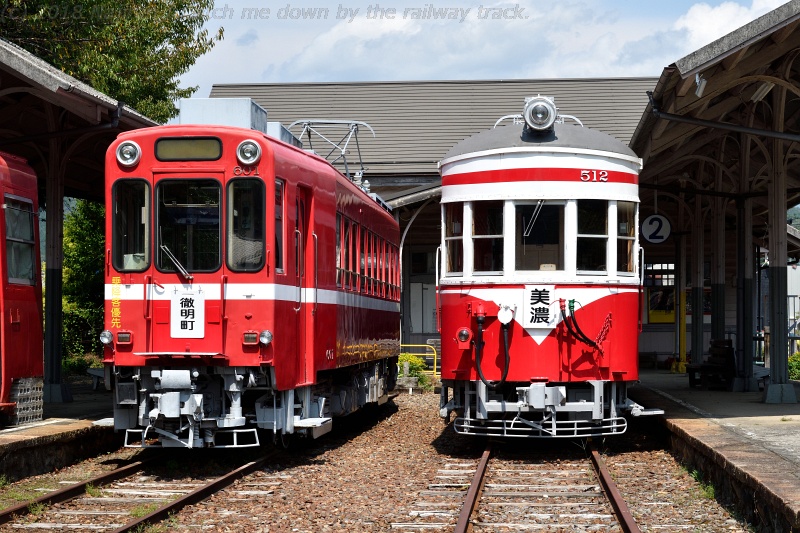 Hello, this is Yos. / 線路端ニ居リマス