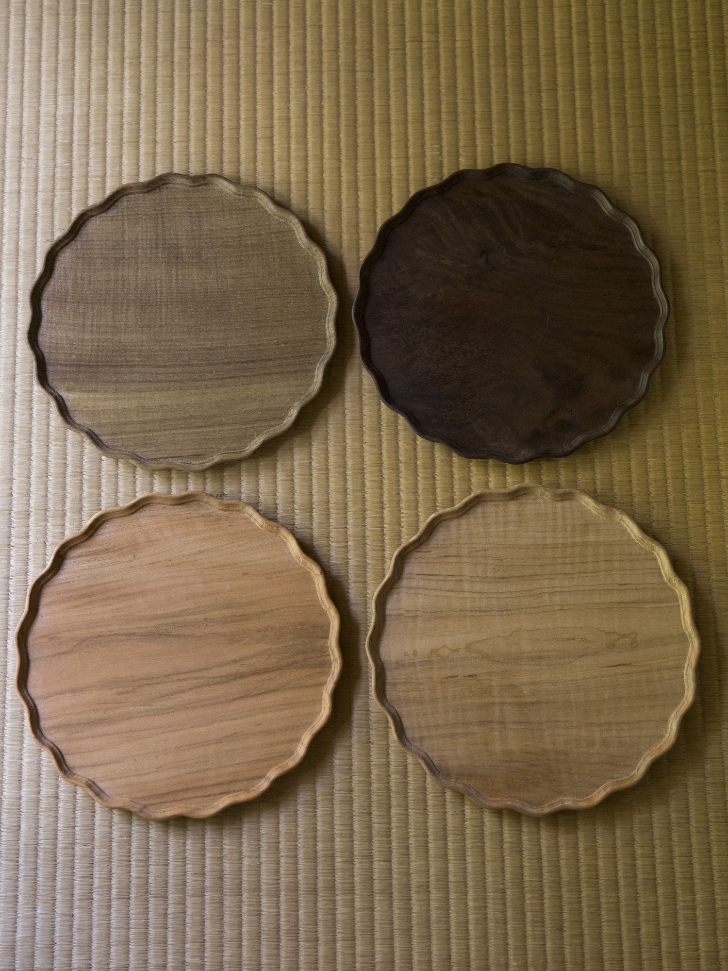 佃 眞吾さんの波々盆 Ⅱです。薄い木地のお盆はオイルを塗りお皿として