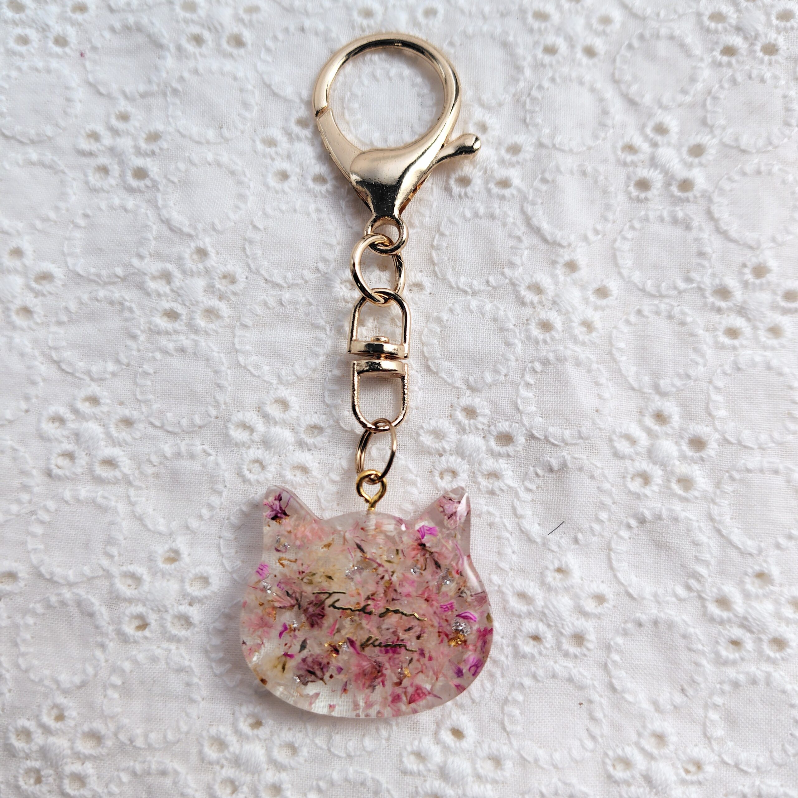 猫ちゃん キーホルダー お花 かすみ草 花びら ピンク | Nevers 【公式
