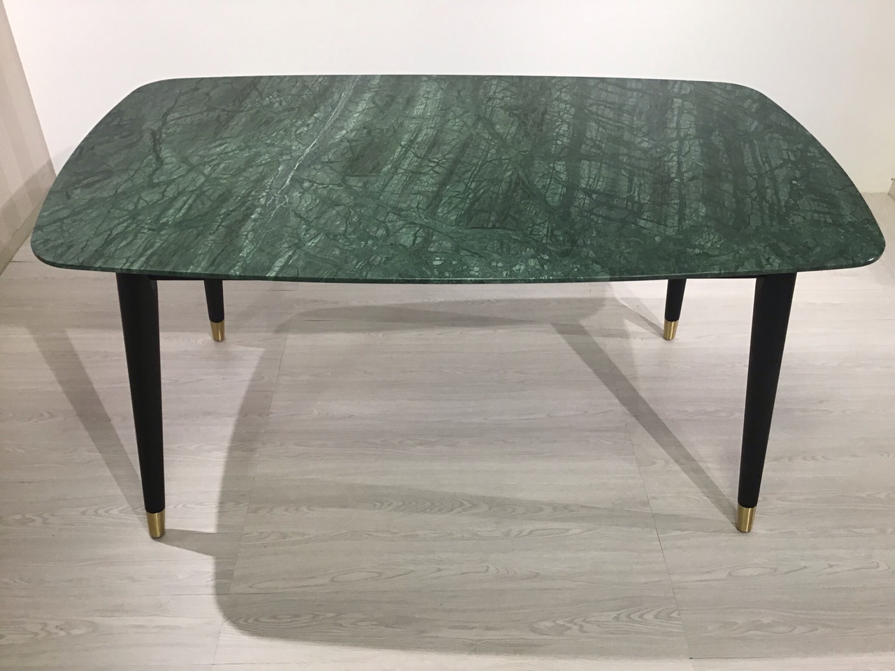 ダイニングテーブルとローテーブルの御紹介 天然大理石のエメラルド