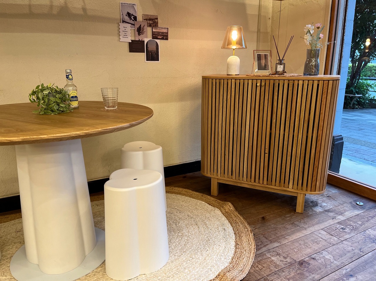 キャビネットのご紹介 楕円形と縦格子のドアがアクセントになる北欧系