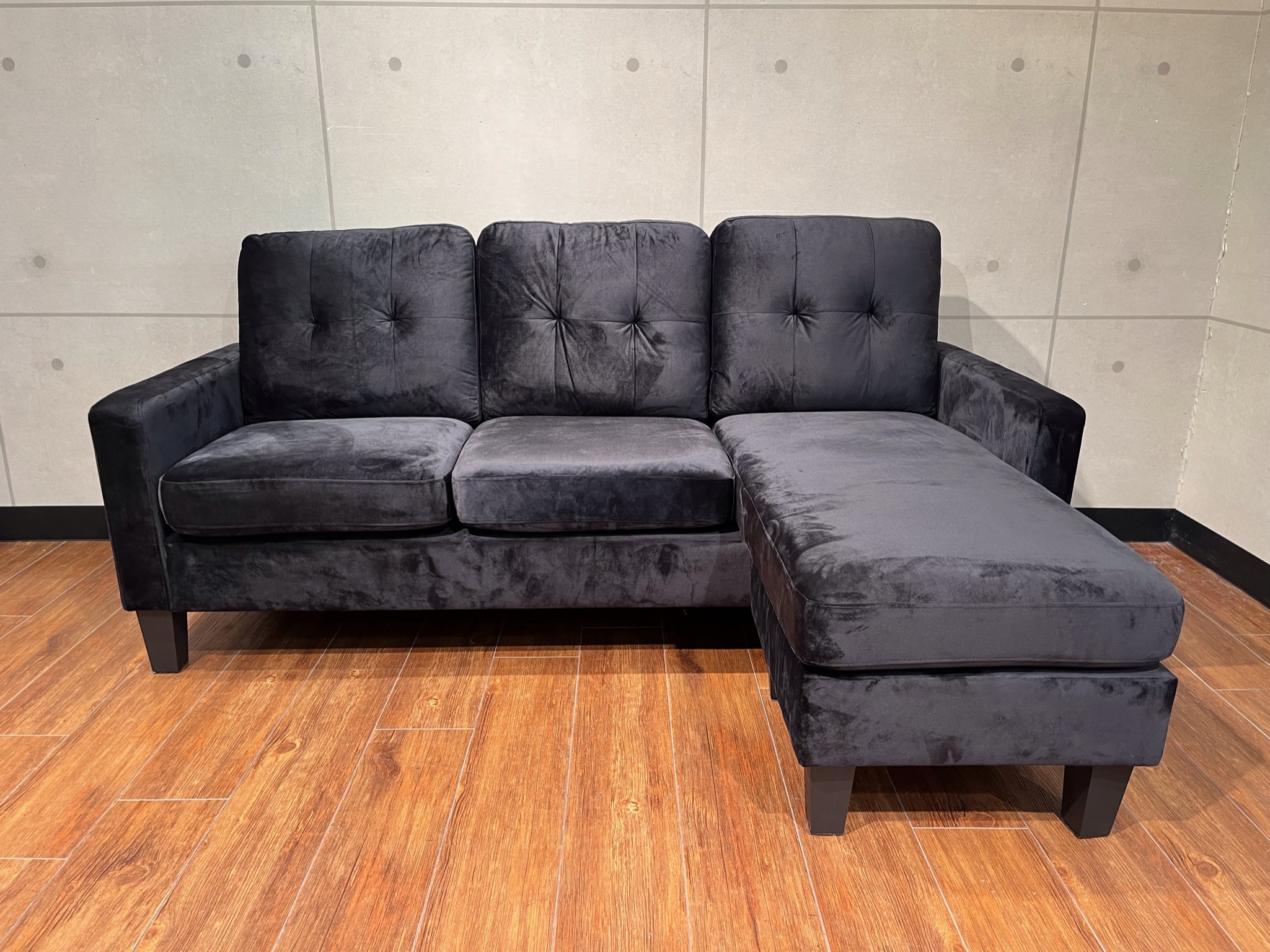 新着ソファーのご紹介 高級感あふれる左右交換可能なカウチを