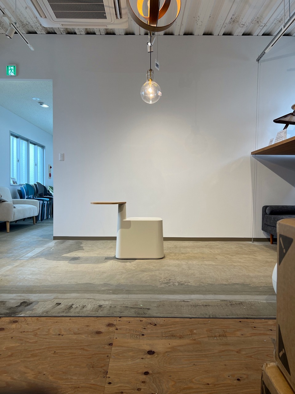 新着スツールのご紹介 シュールなフォルムに木製の可変式テーブル