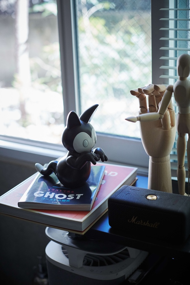 アーティストLottaが描く、ソックスと巡るモノクロの妄想の世界