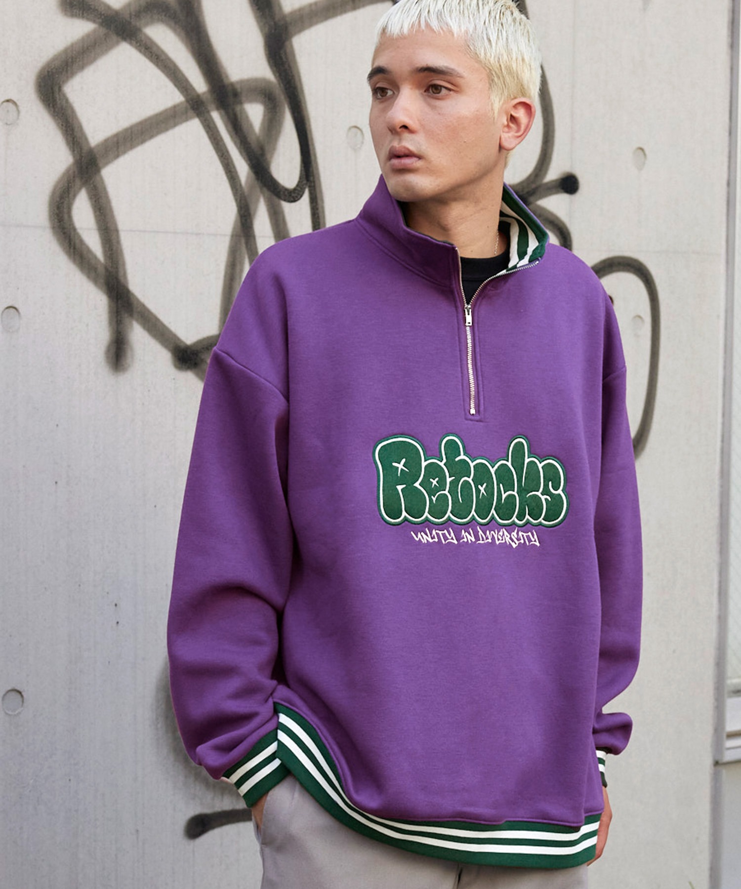 retock's】ハーフジップ タギンググラフィティ フェルト刺繍 ビッグ