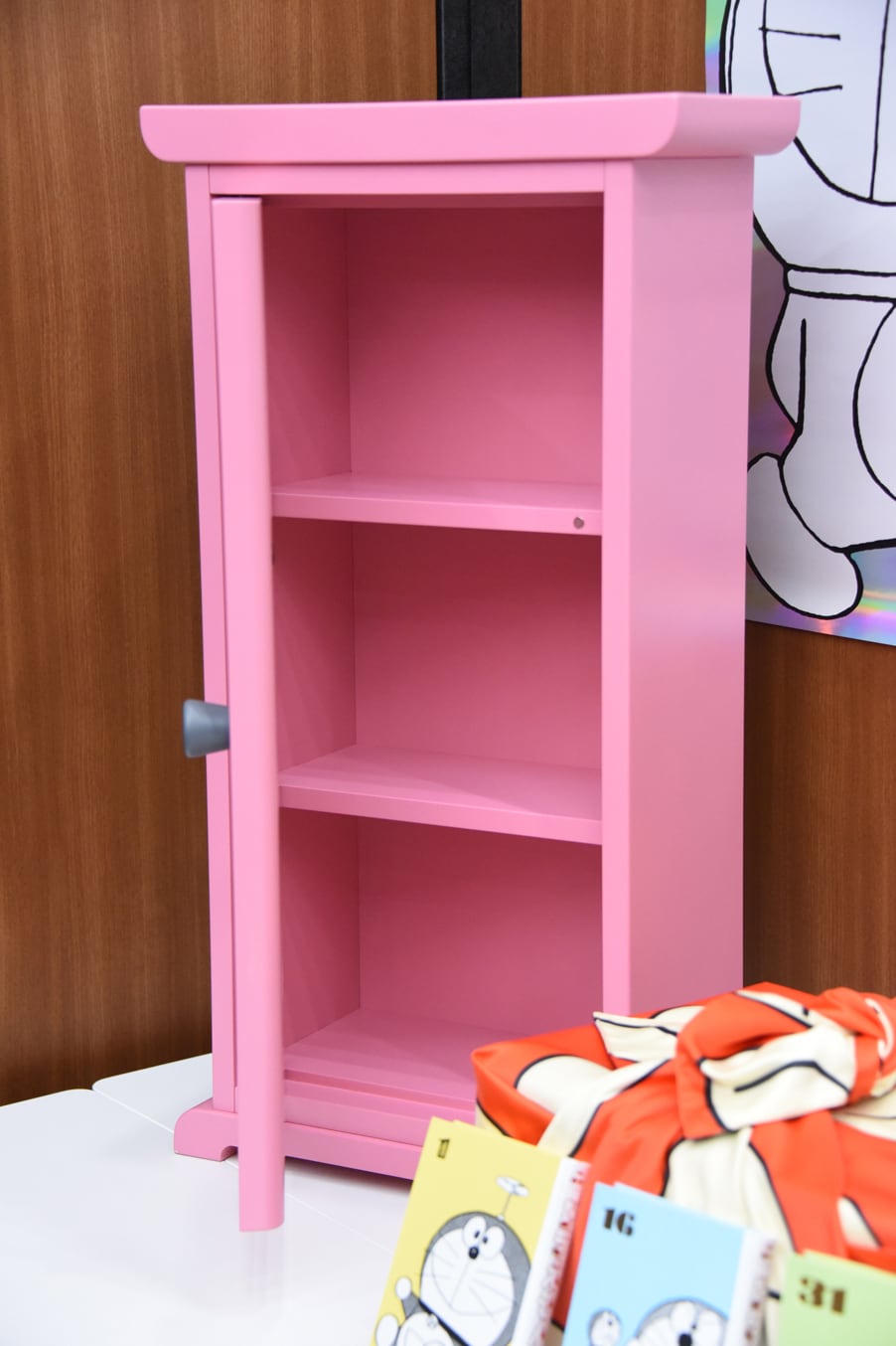 新品】100年大長編 ドラえもん どこでもドア カリモク ピンク/本棚