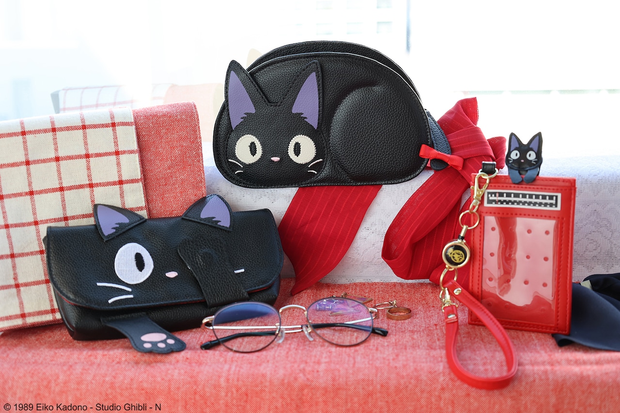 ジブリの猫モチーフにしたパスケース、ジジとムーンがちょこんと顔を
