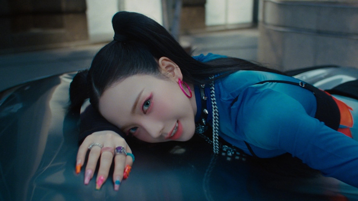 aespa・KARINA、車のサイドミラーもぎ取り手鏡に（動画あり） - 音楽