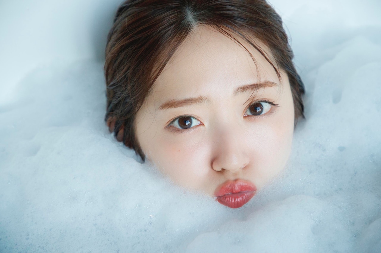 鈴木愛理デビュー20周年記念した写真集発売、クリスマスにはスペシャル