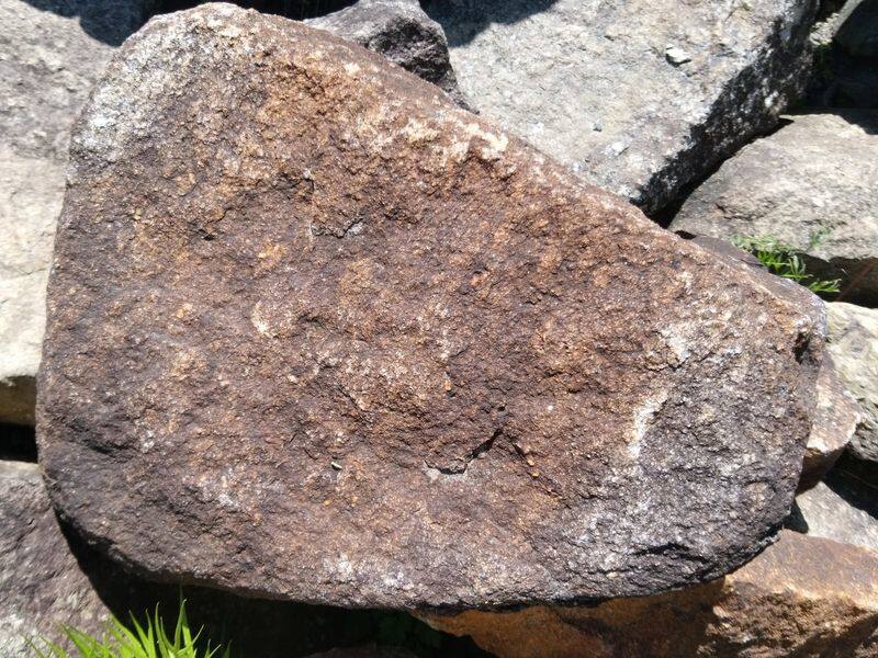 鞍馬石 - 日本銘石で京都七石の一つでモダンな現代庭にも合う庭石