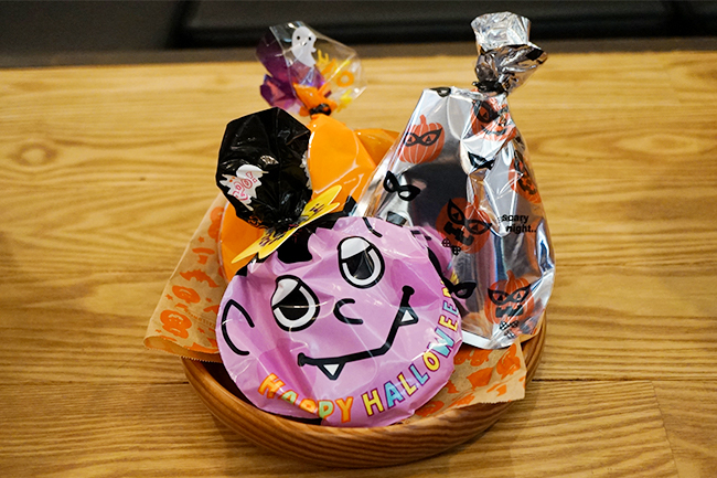 菓子盆選手権】ハロウィンのお菓子チョイスで1番センスが良いのは誰だ