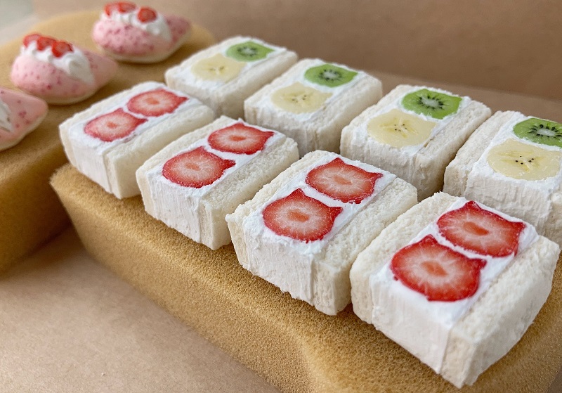 猫の顔型フルーツサンド フェイクフードのキーホルダーに「可愛い」の