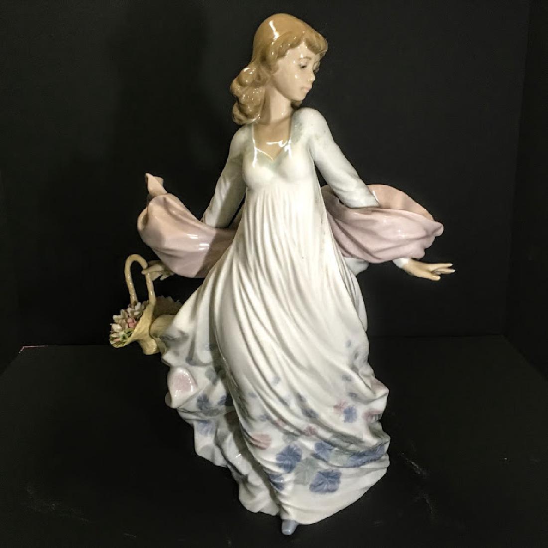 Lladro Figurine #5898 Spring Splendor
