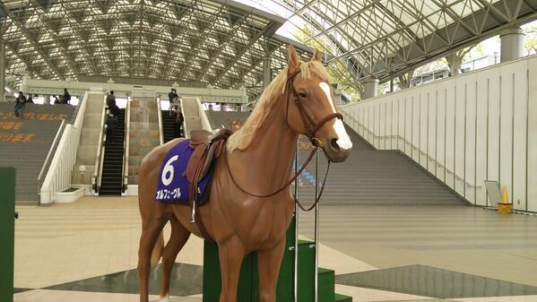 中山競馬場・センタープラザにてオルフェーヴルの馬像に乗れます。池添