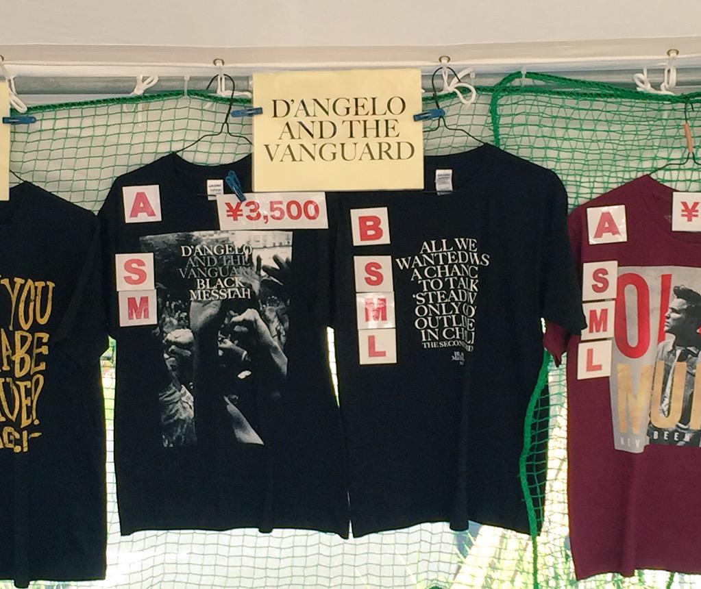 ディアンジェロのオフィシャルTシャツは、サマソニグッズ売り場で販売