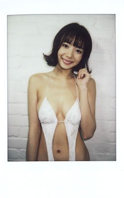 岡田紗佳ファースト・トレカ！撮影時の水着チェキ付き通販を開始致し