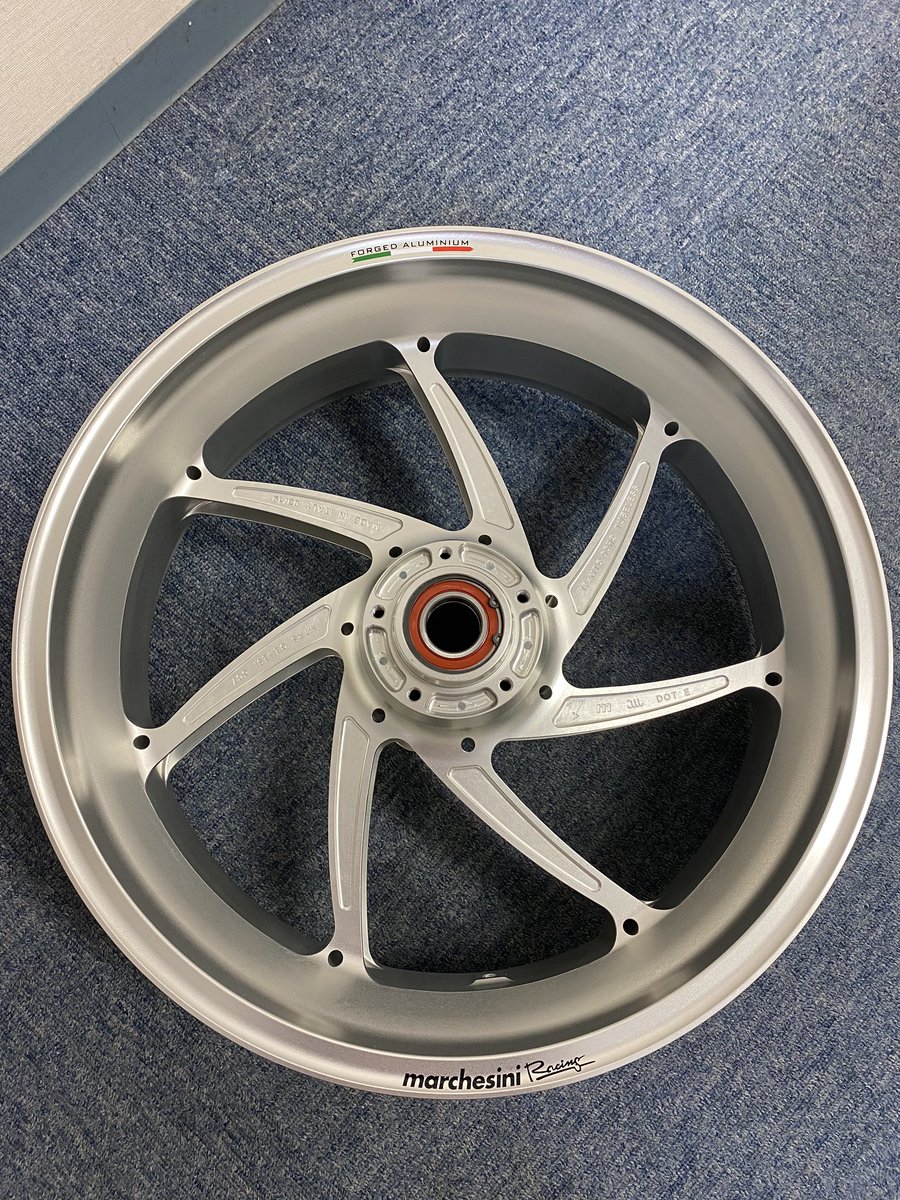 クリアアルマイトと シルバーアルマイトの中間 ほぼ未塗装に軽く