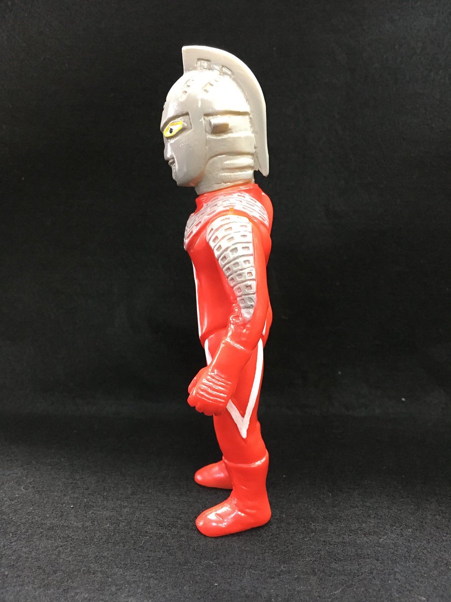 ウルトラセブンのソフビを作っています。近日発売します。ウルトラマン