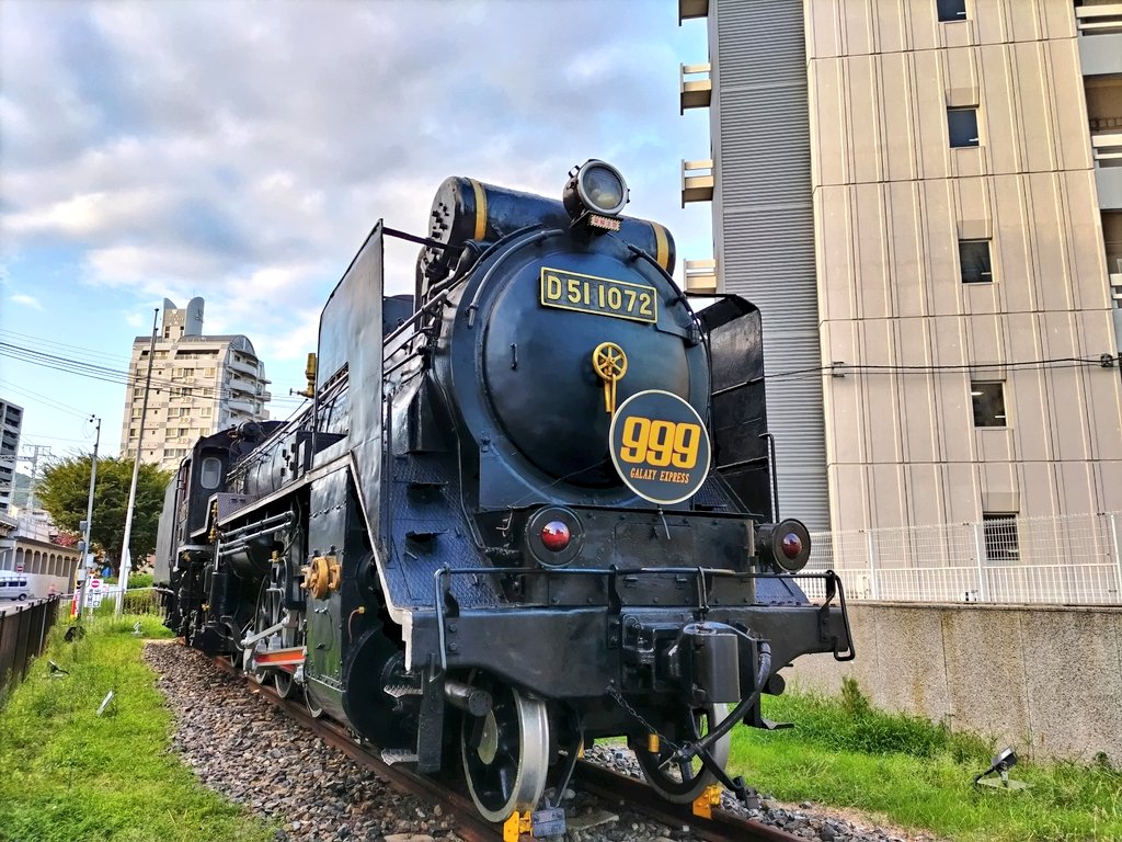 神戸駅近くの蒸気機関車「D51 1072」に「GALAXY EXPRESS 999」のヘッド