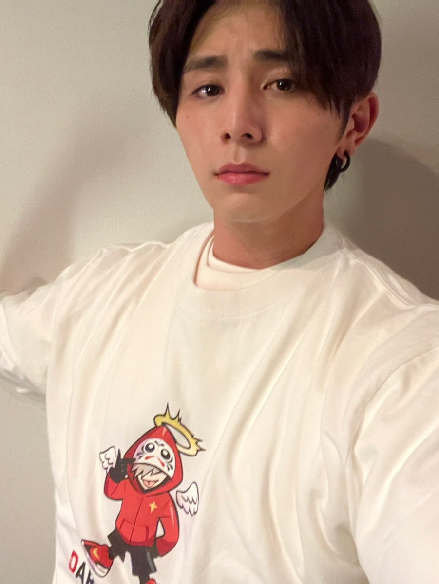 だるまTシャツ重ね着自撮りしたら山田涼介でもかっこよく撮れない説