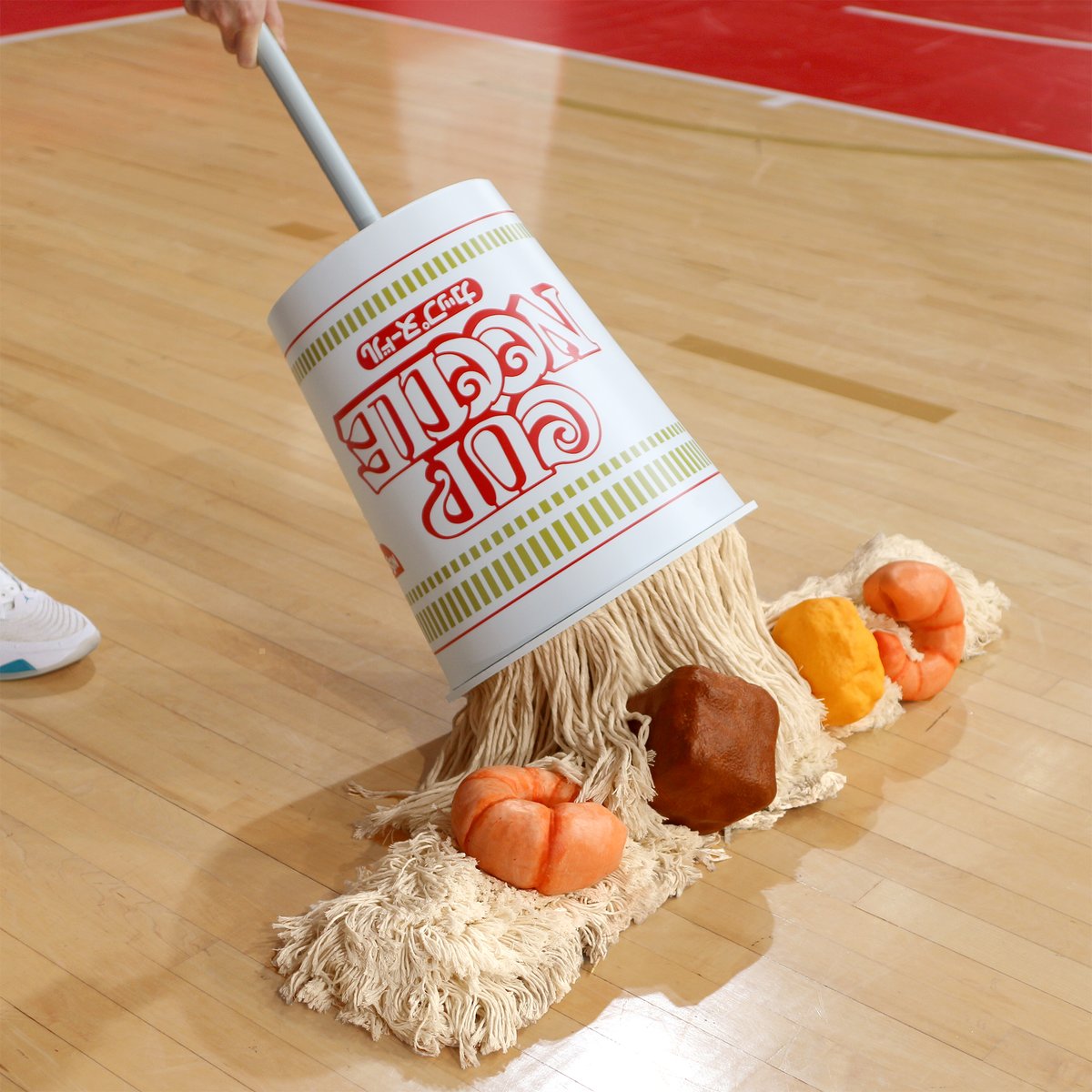 やらかしてる！ように見えてちゃんと掃除している「モップヌードル