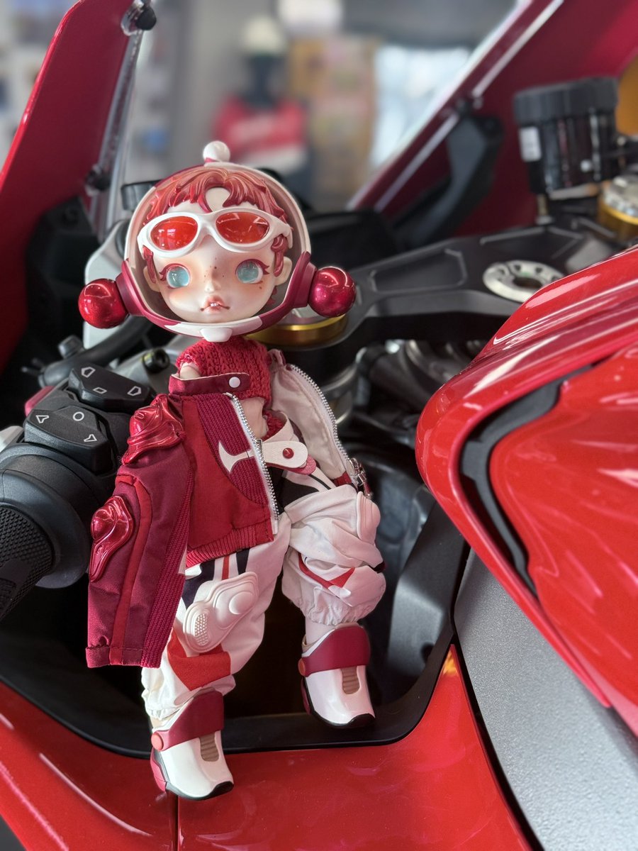 ドゥカティ中国から届いたポップマートコラボのスカルパンダ、V4と一緒