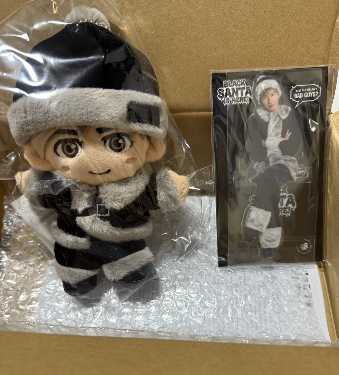 木村さんからブラックサンタのぬいタクとアクスタのクリスマス