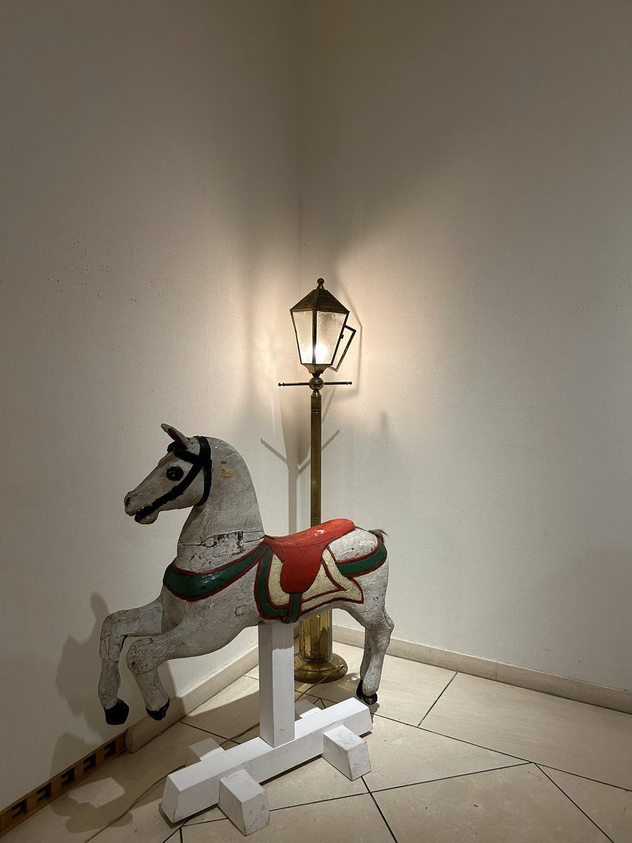 本年は午年ですね。 美術館にも2つの馬があります。 企画展示館前の