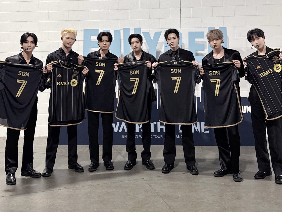 📰ENHYPEN、完売で話題となったソン・フンミンのユニフォームを手に