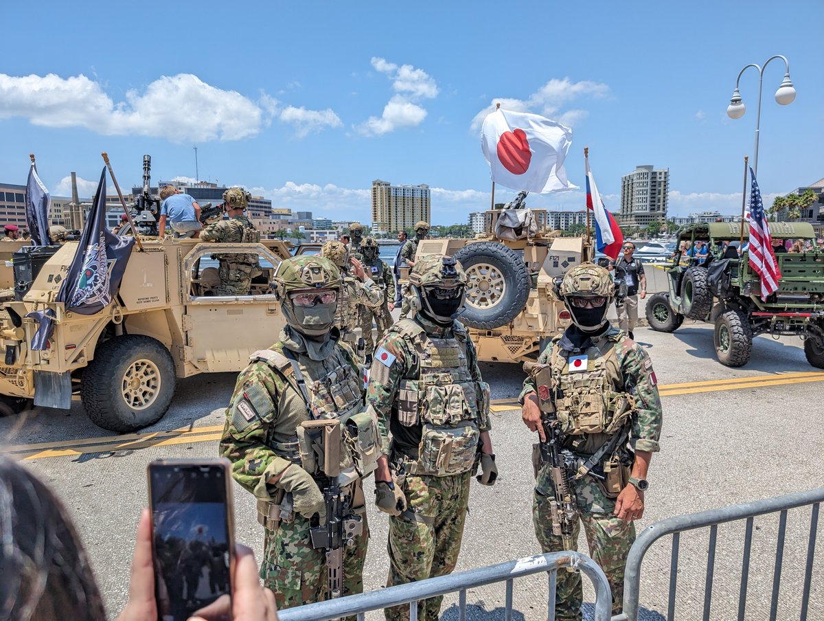 左の人めっちゃ笑顔で好き てかこれ特殊作戦群よね？