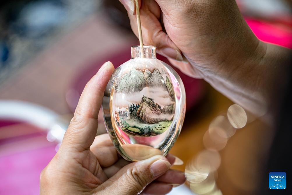 内画は中国の伝統的な芸術形式で、もともとは嗅ぎたばこを入れる小さな