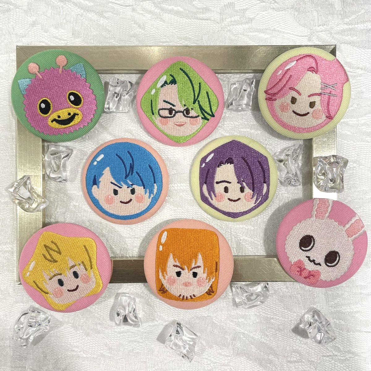 8th Anniversary Store】 〈後半商品〉 トレーディング刺繍缶バッジ を