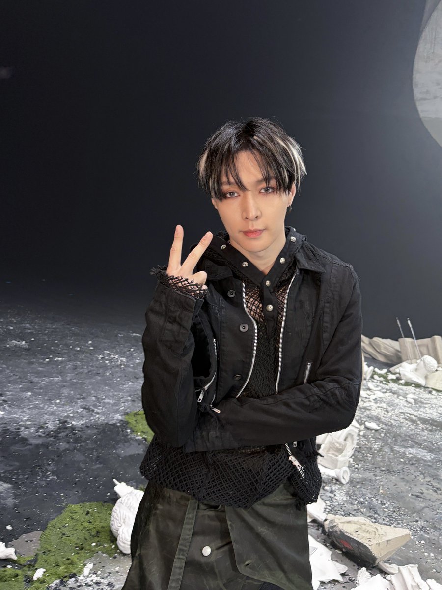 210126 EXO Crown MV behind photo | Lay #LAY #张艺兴 #레이 #YIXING