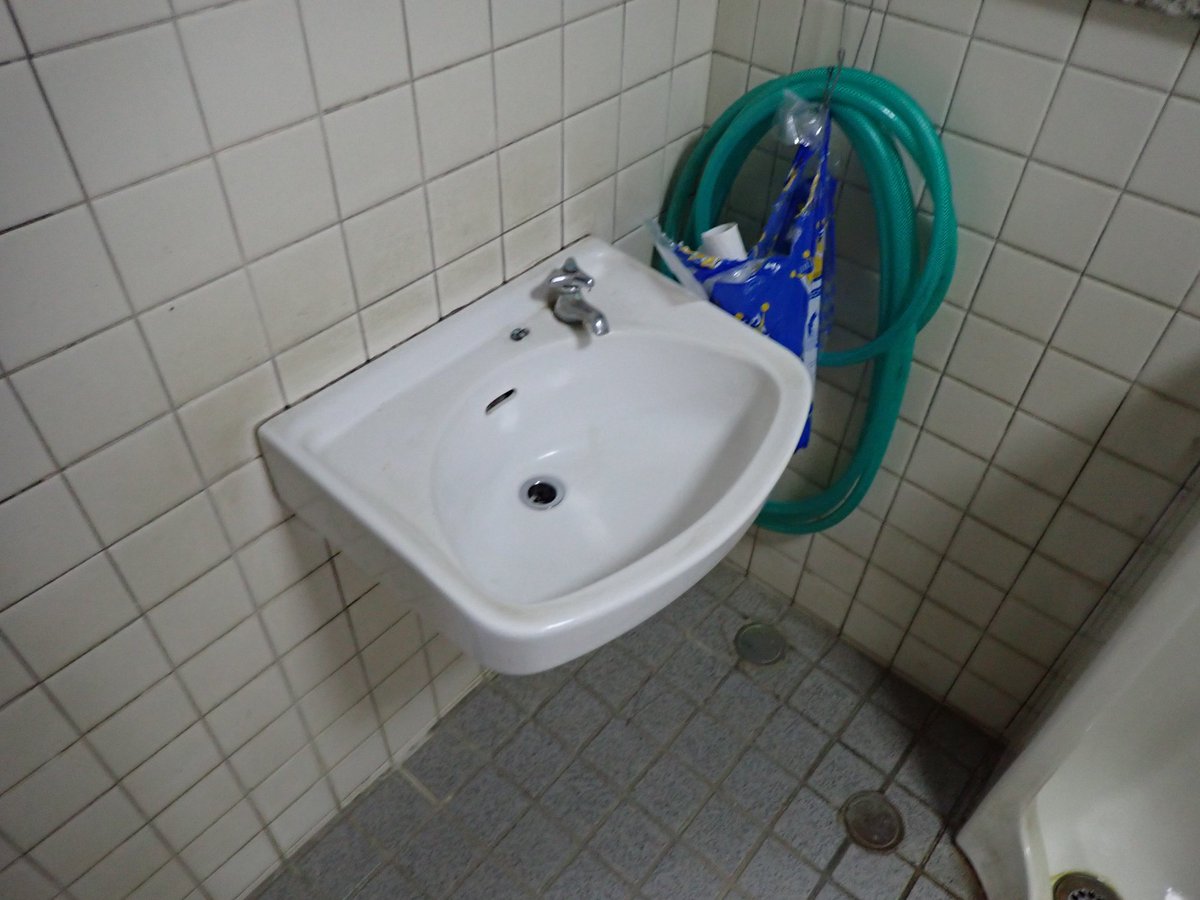 当然ながら、TOTOの同等品は、全く逆です。 INAXの相当品は、前期の