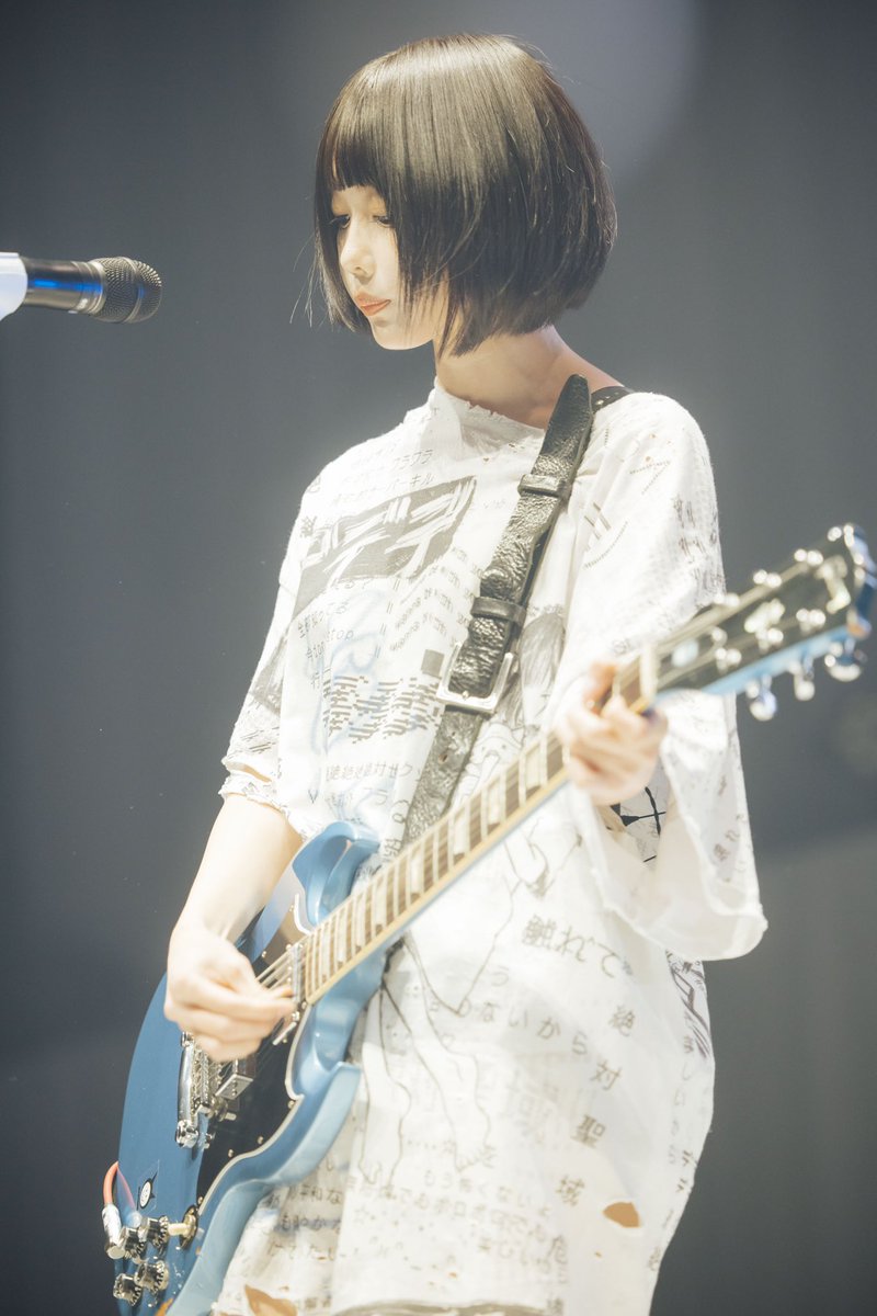 あのちゃん(ano)がいつもライブで使ってるギターは、ブルーのGibson SG