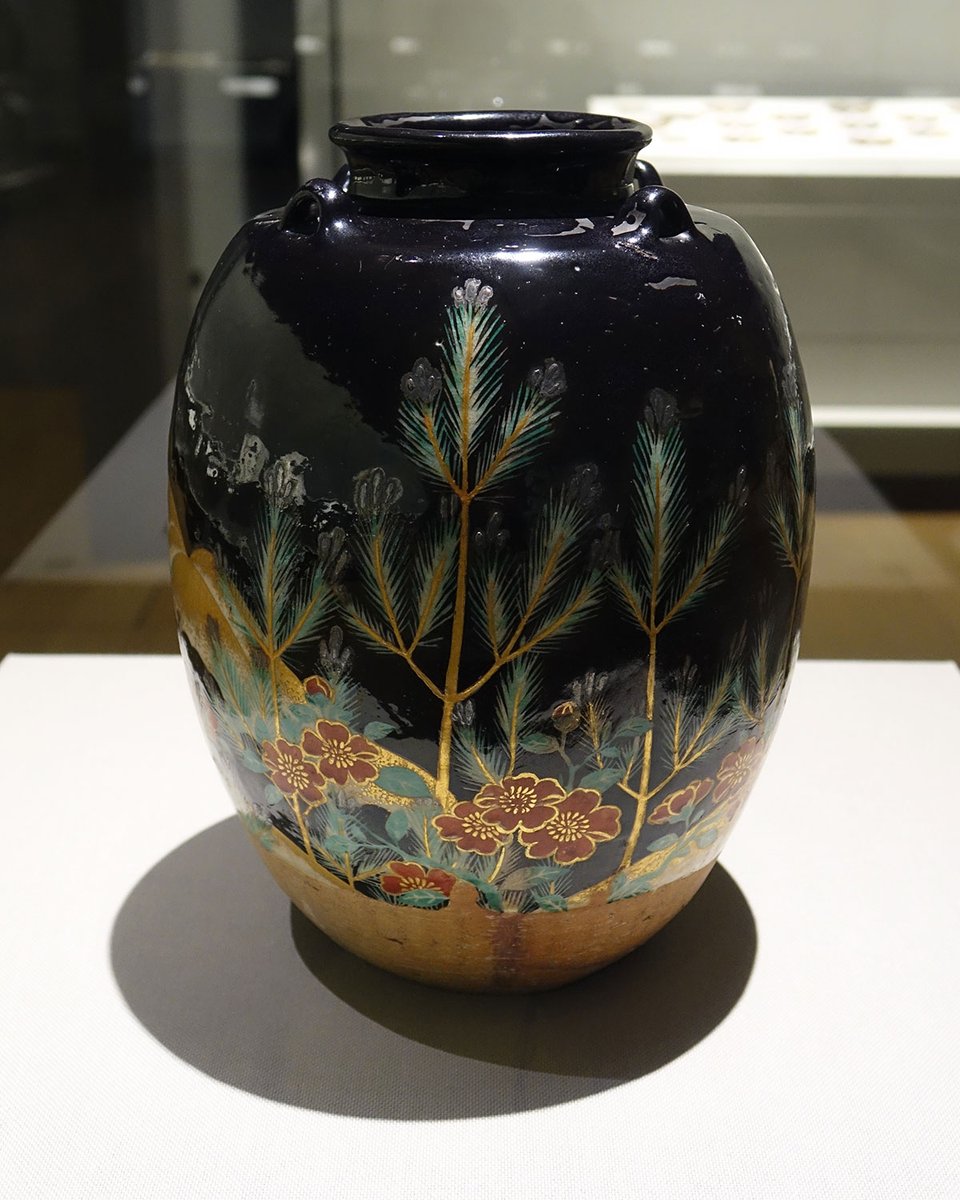 漆黒に映える鮮やかな図様／ 3F-1陶磁展示室より、野々村仁清作「色絵