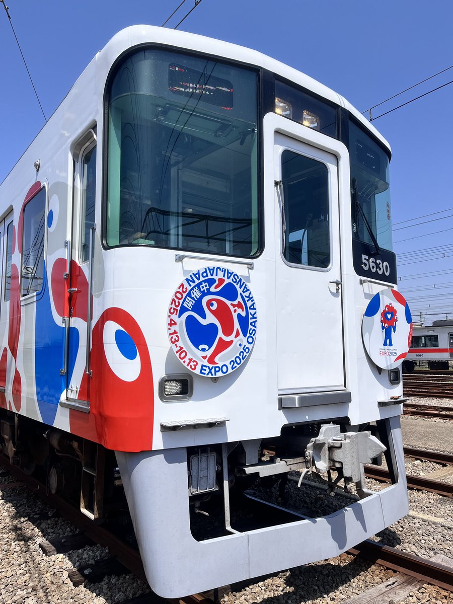 大阪・関西万博2025の開幕を記念し、ラッピング列車にヘッドマークを