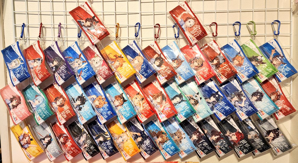 例のケースに入れて飾り直してみた。 見比べると…どっちもいいなw