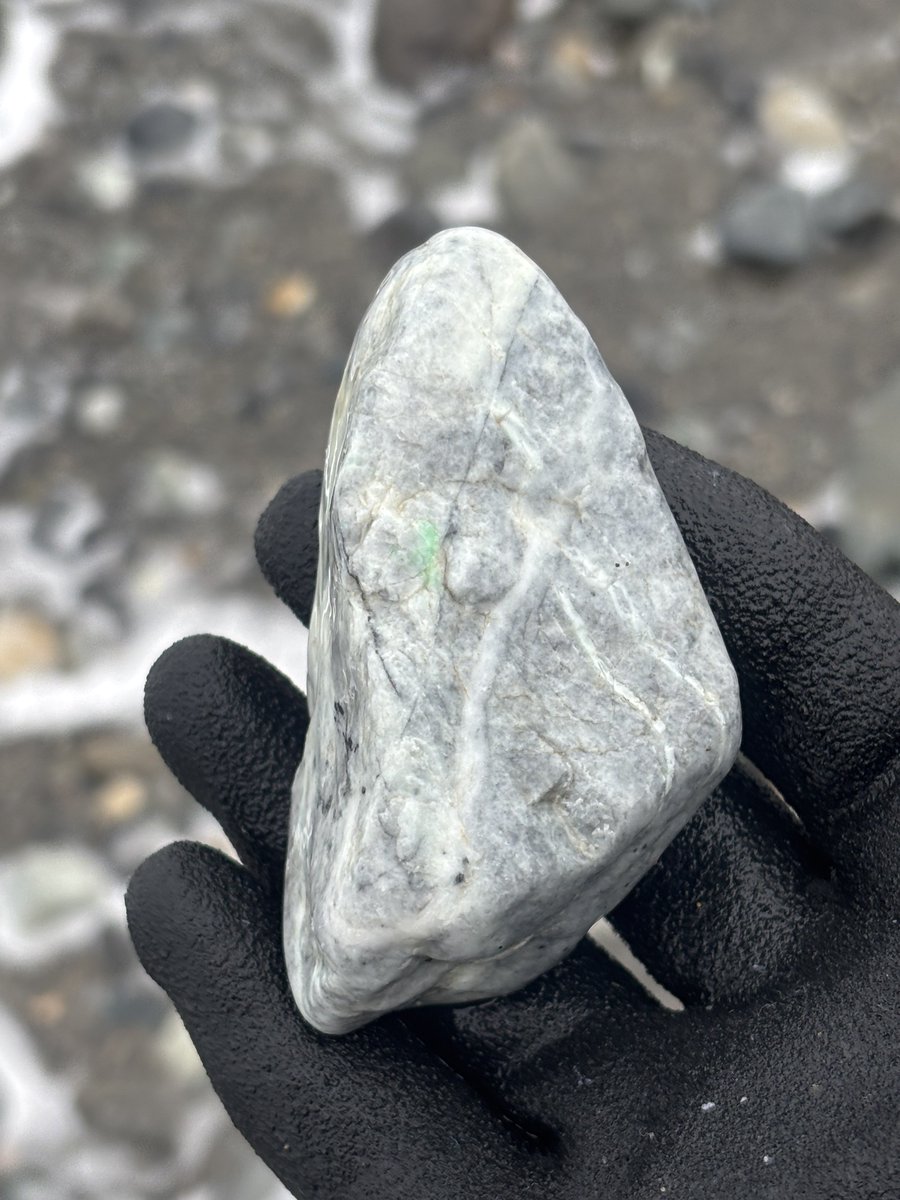 今日は色んな美しい翡翠を発見しました。 特にカクカク白翡翠は美しく